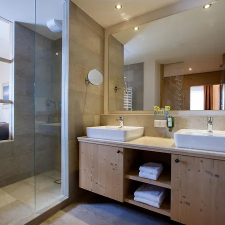 ホテル Almwellness Pierer 4*